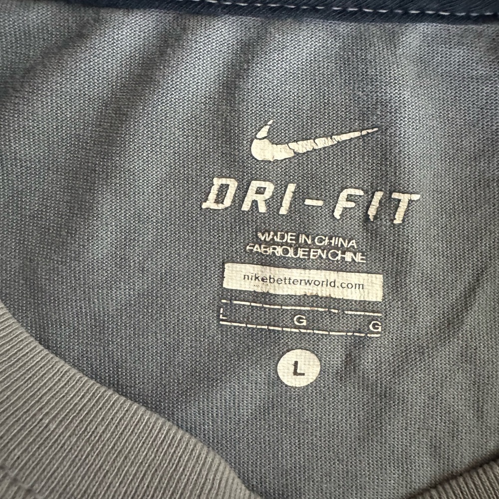 Nike Dri-FIT Gray Tee with Graphic Design - Picture 4 of 4